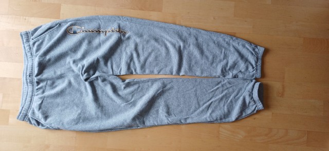 2 XL (otroška) trenirka Champion, 1,5€.