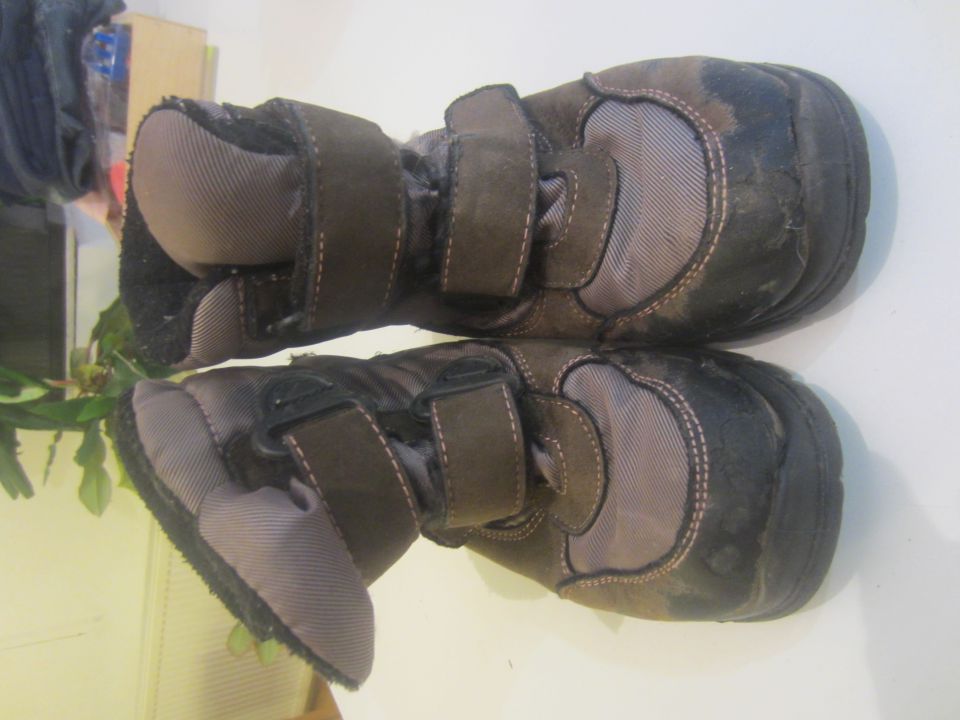Zimski škornji za punčko št. 28; 8 EUR