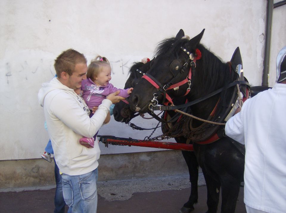 TARJA U ŠETNJI KRANJ SLOVENIJA 01.10.2011 - foto povečava