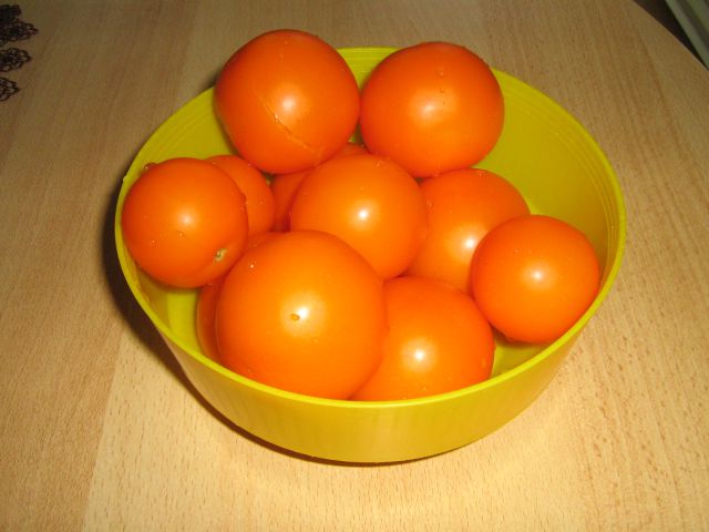 Domač oranžen paradižnik