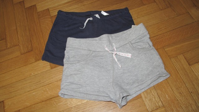 H&M kratke hlače (ene 110, druge 116), po kosu: 2,5€