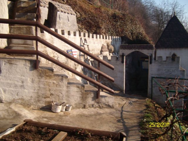 NOVODOBNI SREDNJEVEŠKI GRAD