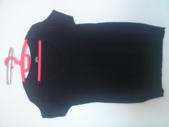 črn pulover, debelejši, št.48/50 - 1€