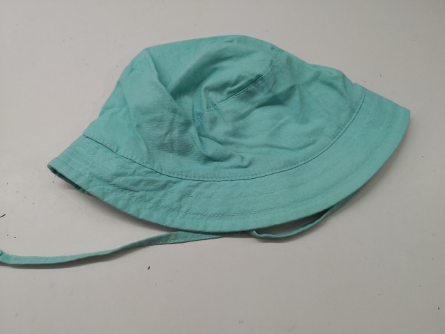 190972 poletni klobuček št. 110/116 - 1 eur