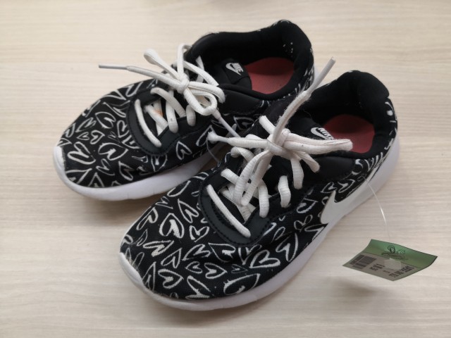 198038 superge nike št. 32 - 8 eur