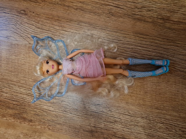 Punčka winx 6€