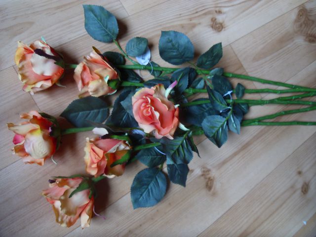 Umetne vrtnice, kala in gipsofila vejice - foto