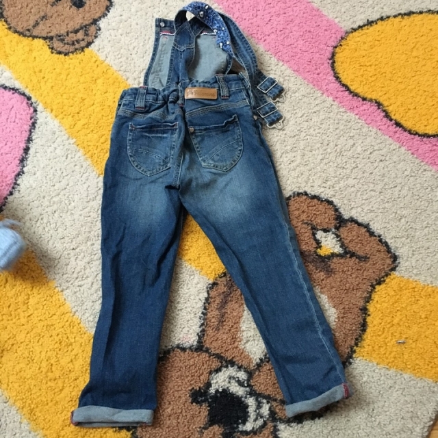 Jeans hlače na naramnice 110 c&a za deklico 110
