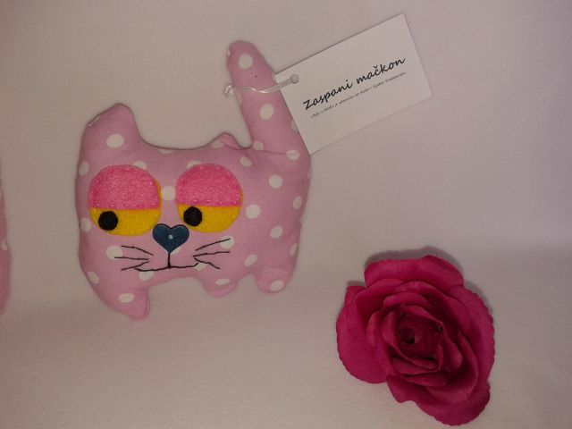 Zaljubljena mačkona v roza - foto