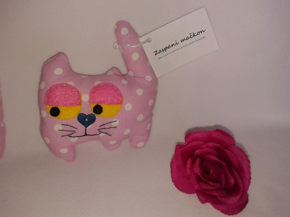 Zaljubljena mačkona v roza - foto povečava