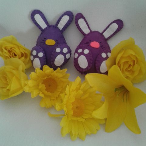 Sestrici lila in viola v rumenem cvetju - foto