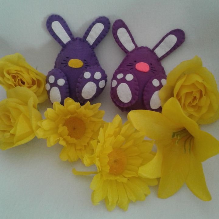Sestrici lila in viola v rumenem cvetju - foto povečava
