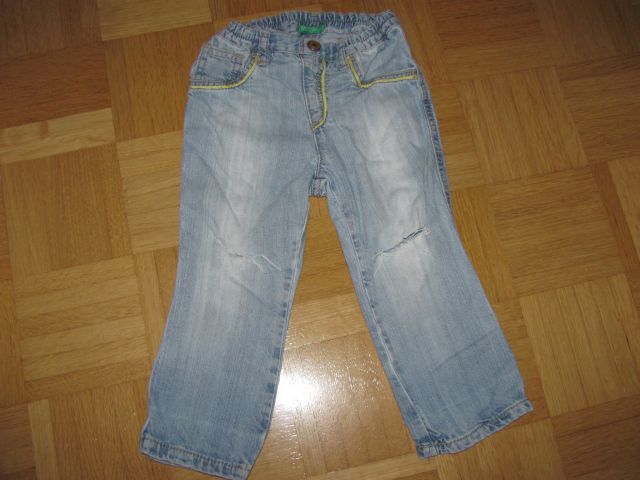 Jeans hlače, Benetton (strgan in spran model)...74 / 12m