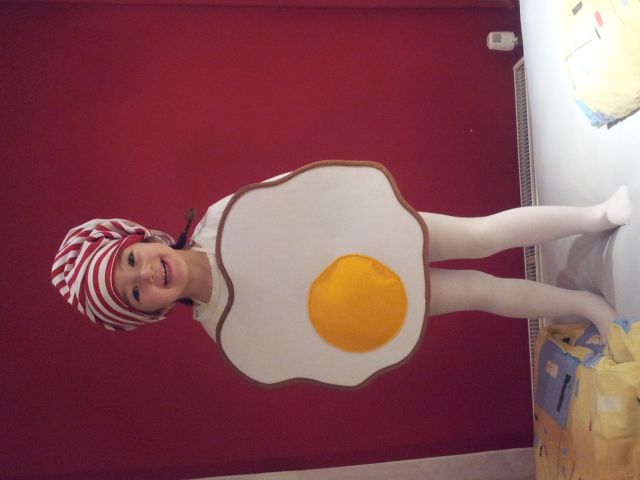 Pustni kostum-jajček na oko s slanino