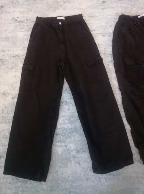 2x hlače Bershka št. 38, 9 € - foto