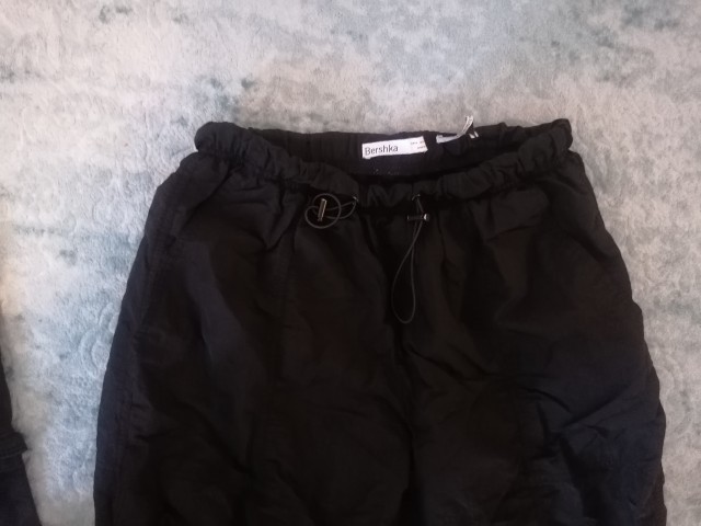 2x hlače Bershka št. 38, 9 € - foto