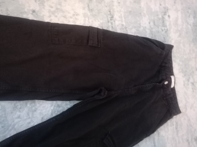 2x hlače Bershka št. 38, 9 € - foto