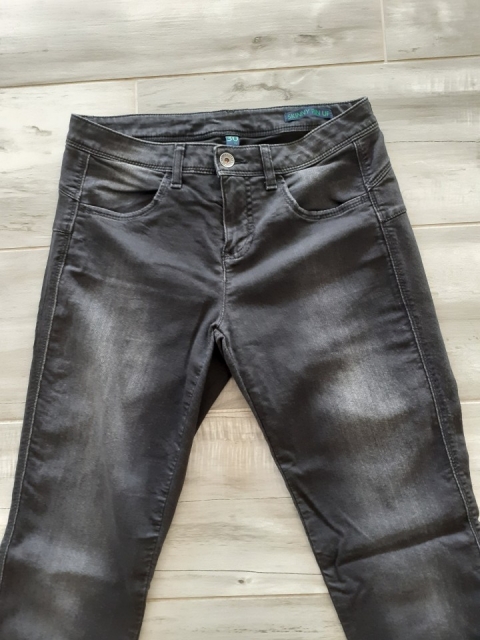 8 € - benetton kavbojke