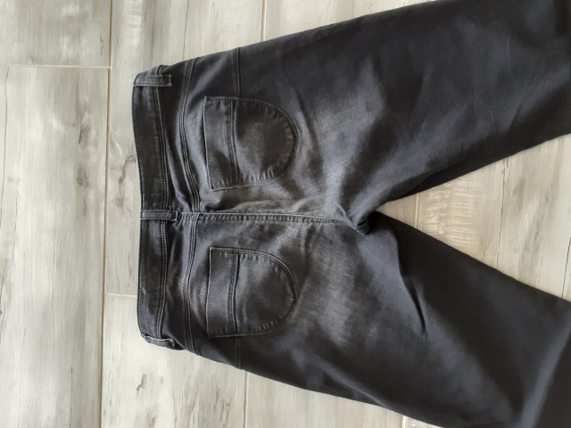 8 € - benetton kavbojke