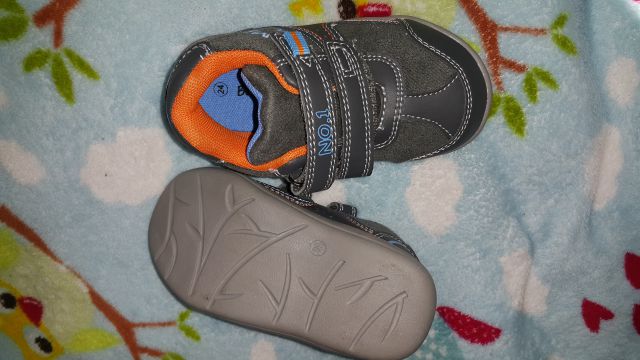 Otroški čevlji novi - foto