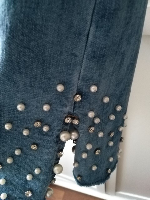 Nove jeans hlače s perlicami, vel. M, 15 eur - foto