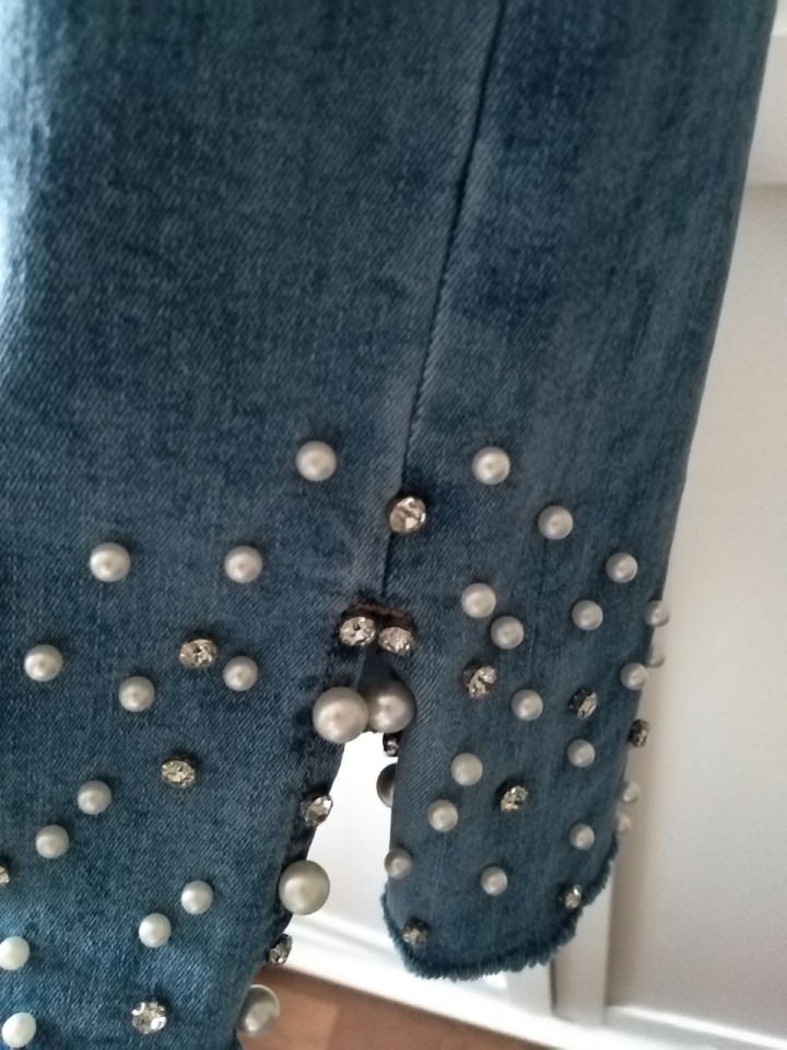 Nove jeans hlače s perlicami, vel. M, 15 eur - foto povečava