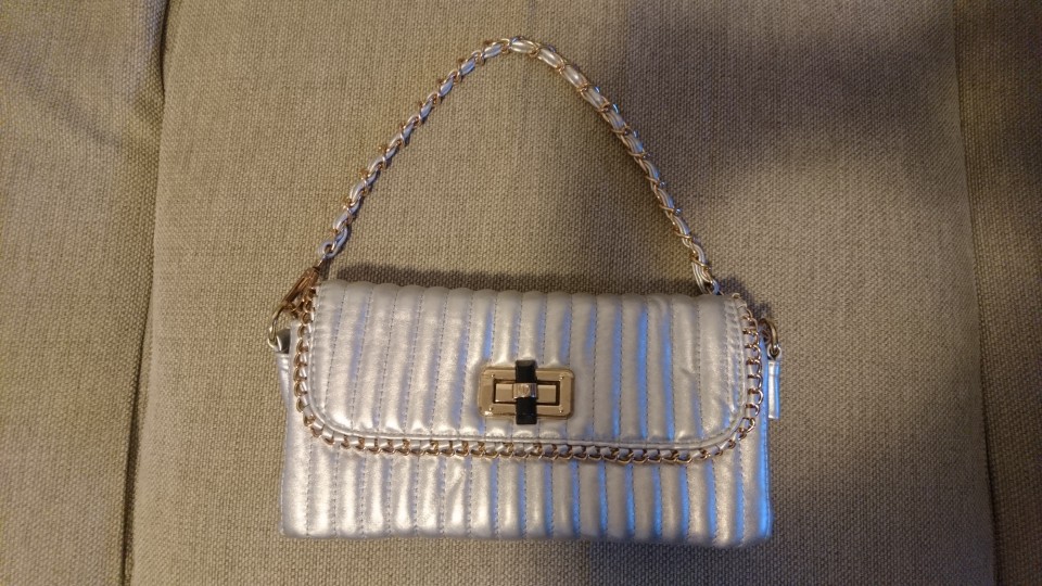 Elegantna torbica srebrne barve
