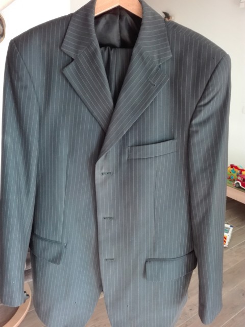 Kakovostna siva obleka Hugo Boss (52-54)