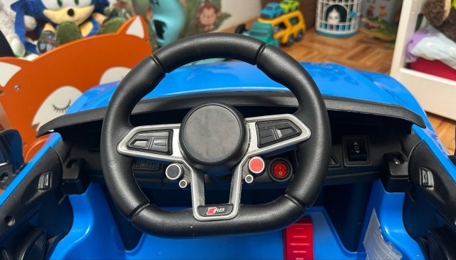 Avto na akumulator Audi R8 Lift A300  - foto