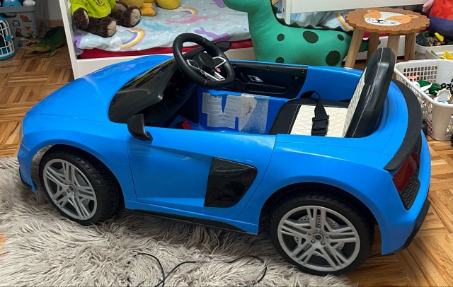 Avto na akumulator Audi R8 Lift A300  - foto