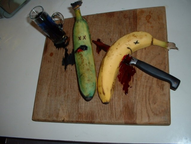 Morilec na delu. Zaklani banani sta mrtvi.