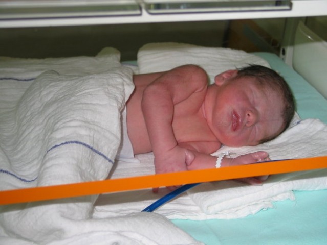 Enej v topli posteljici, uro po rojstvu dne 22.6.2005