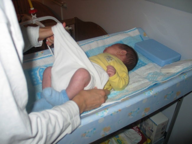 Enej-v porodnišnici in prvi mesec - foto povečava