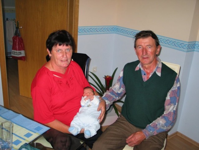 Dedi in babica na obisku, julij 2005