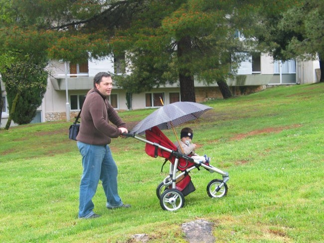 Naš prvi sprehod, rahlo dežuje, zato so mi na voziček zmontirali dežnik. 