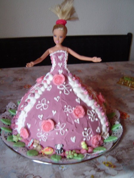 Moja barbie torta-kičasta vem, ampak tako je bilo naročilo.