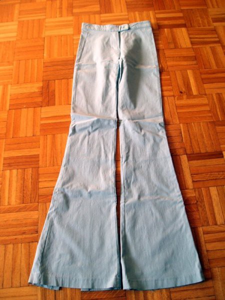 svetlo modre S
D.106cm, pas 60, d.hlačnice 85cm

4€