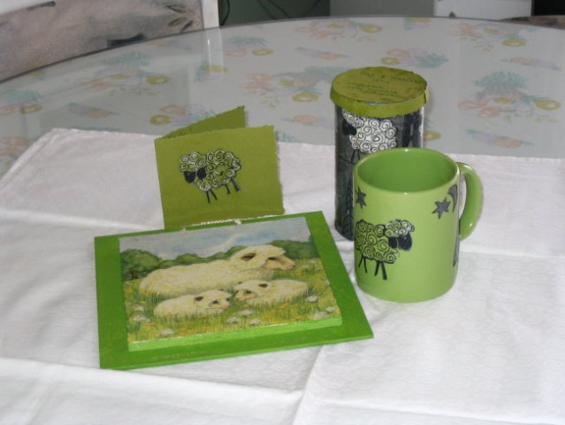 To je pa moj prvi swap- ovčKe za Majči;
slika ovčk na podlagi, lonček, doza z domačim čaj