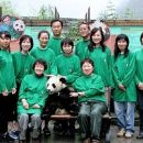 Kako lepo je ko ljudje humanitarno pomagajo da rod pand ne izumre.