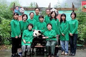 Kako lepo je ko ljudje humanitarno pomagajo da rod pand ne izumre.