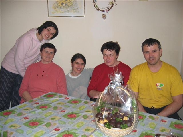 Silvotova družina. Iz leve proti desni: Tina,Silvina mama,Petra,Silva in Silvo.