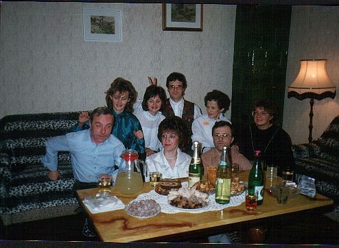 Sosed Mirko, hči Marjetka, hči Barbara in njen mož Vojko, žena Katica, Nives, Jože in Zvez