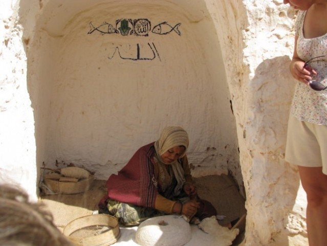 Berberska žena pri mletju žita za moko