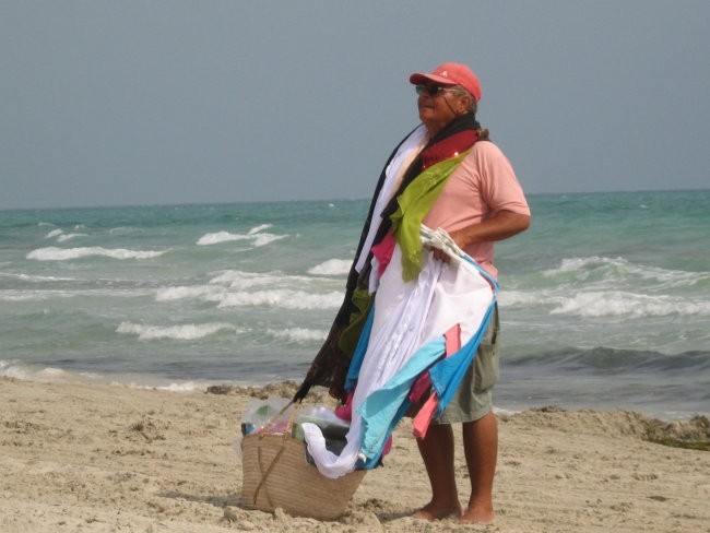 prodajalec rut in podobnega na plaži Yadis Maritim