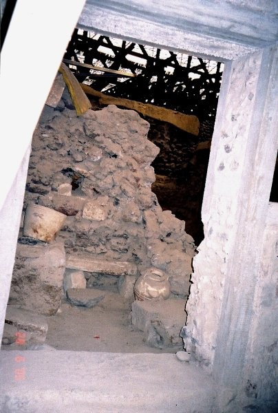 Santorirni, Akrotiri - junij 2005 - notranjost arheološkega najdišča 