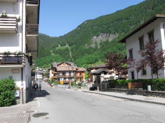 Italija, provinca Bergamo, vas Colere (23-25.06.09)  - glavna ulica