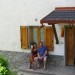Italija, provinca Bergamo, vas Colere (23-25.06.09) - Milena in Mario pred svojim apartmaj