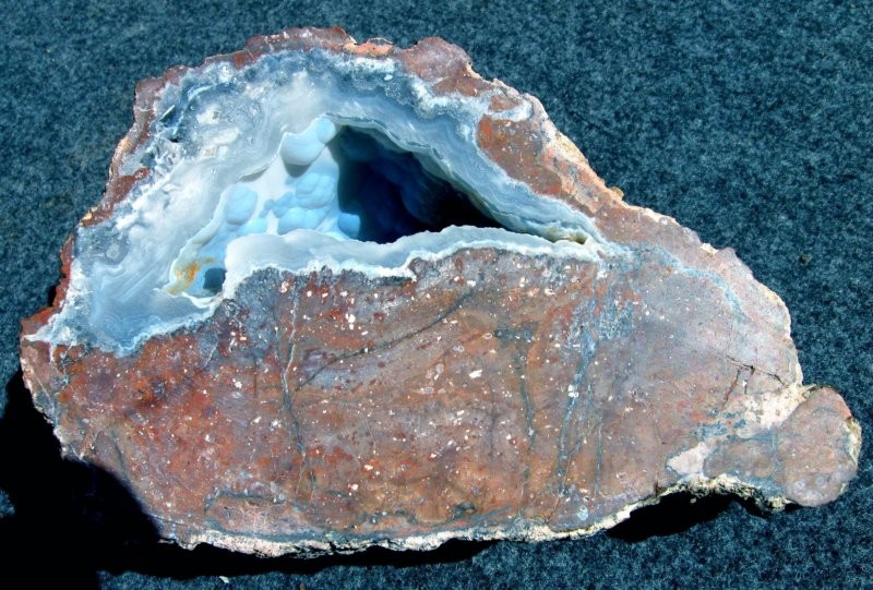 Lesbos 30.06. - 14.07.09 -  Stipsi okolica  - prerezan primerek geode kalcedona 20 x 12 cm