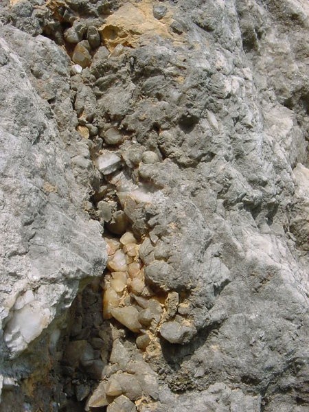 Kalcit - Kurja dolina, votline s kalcitom, kristali do 5 cm
