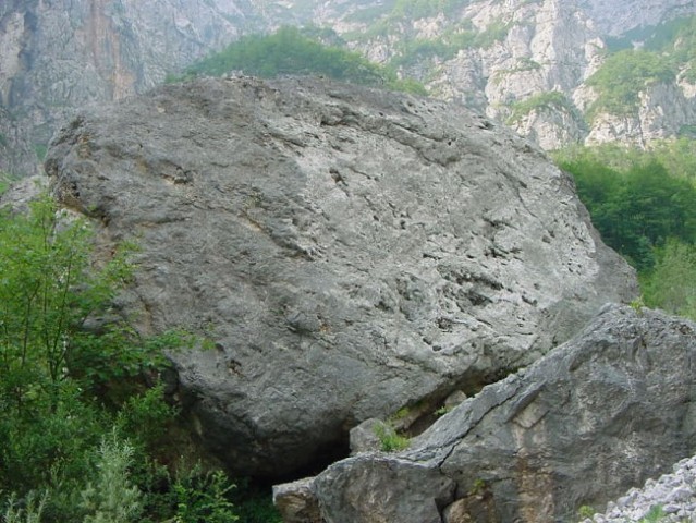 Kalcit - Kurja dolina, levi balvan